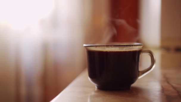 Чашка Горячего Ароматного Кофе Столе Утренний Завтрак Испарение Горячего Напитка — стоковое видео