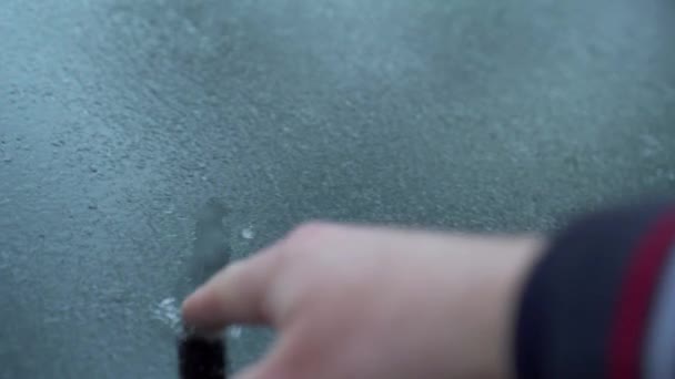 Escreva Com Dedo Vidro Congelado Carro Inscrição Gelo — Vídeo de Stock