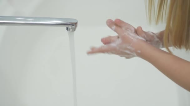 子供たちの手の石鹸泡で クローズアップ バスルームで手を洗ってください 個人の衛生と感染からの保護 体の純度の概念 — ストック動画