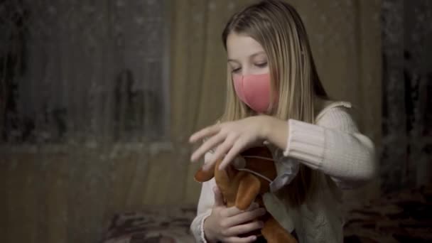 Mała Dziewczynka Zakłada Maskę Ochronną Zabawkę Sojową Mały Byczek Rękach — Wideo stockowe