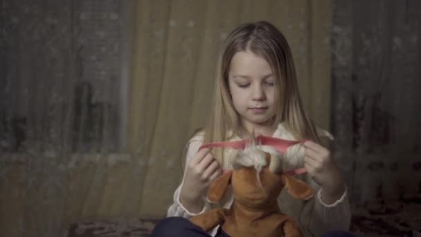 Egy Kislány Védőmaszkot Visel Egy Szójajátékon Egy Kis Játékbika Gyerekek — Stock videók