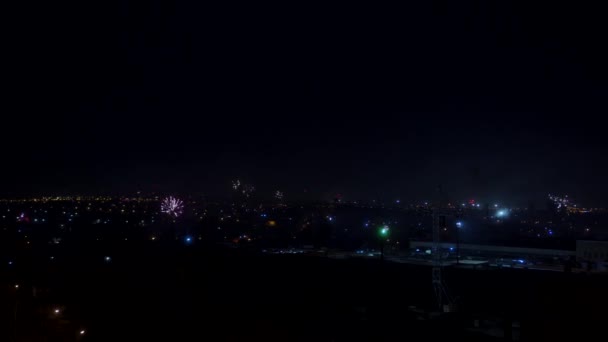 从城市的高处俯瞰着节日里的许多烟火 夜空中闪烁着烟火 — 图库视频影像