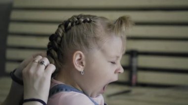 Kuaförün elleri kapalı. Saçını ve örgünü tara..