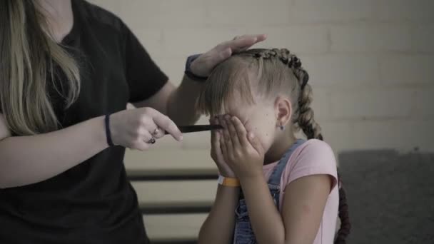 Friseurhände Aus Nächster Nähe Haare Und Zöpfe Kämmen — Stockvideo