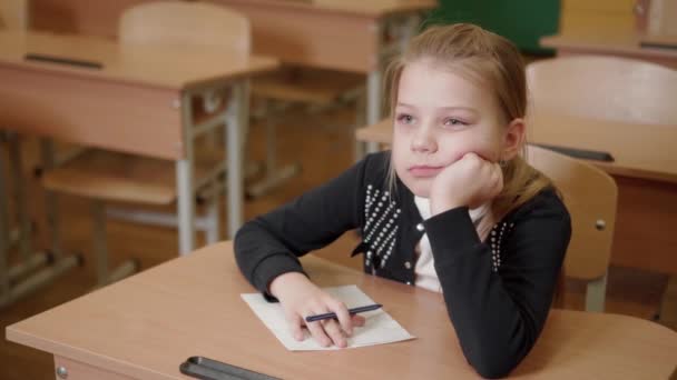 Das Kleine Mädchen Denkt Einer Schulklasse Traurige Stimmung — Stockvideo