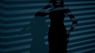 Karanlık bir odada ışık çizgileriyle aydınlatılmış ince bir kız modeli. Özel tasarım, büyüleyici bir görüntü, gizemli bir kadın. Retro efekt için hafif film tahılı.