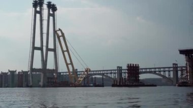 Ukrayna, Zaporozhye 'de kablo destekli bir köprü inşaatı. İnşaatta yüzen büyük bir vinç kullanılmış. Dinyeper Nehri 'nden Khorytsya adasına giden otoyol..