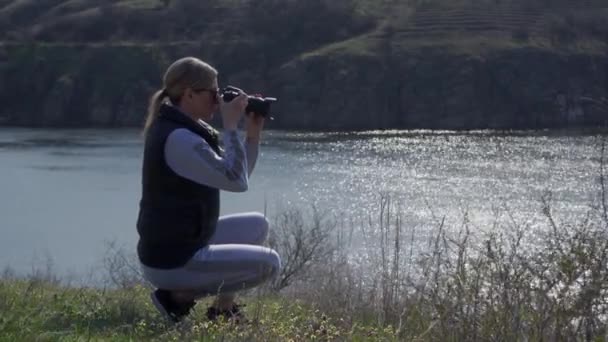 Ung Kvinnlig Fotograf Reser Jakt Efter Vackra Fotografier Hon Klättrade — Stockvideo