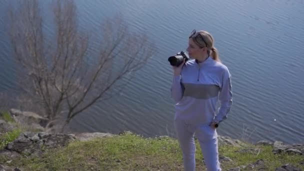 Vídeo Retrato Uma Jovem Fotógrafa Encosta Uma Montanha Alta Contra — Vídeo de Stock