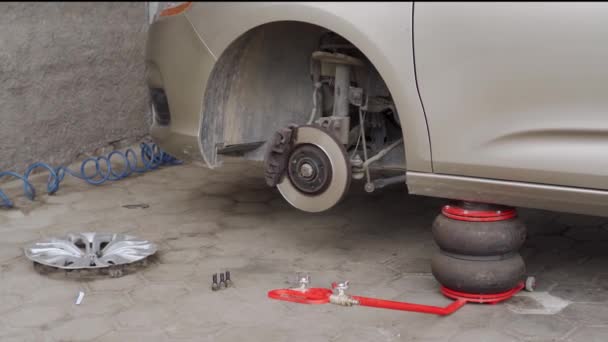 Een Auto Met Een Wiel Verwijderd Opgevoed Met Een Krik — Stockvideo