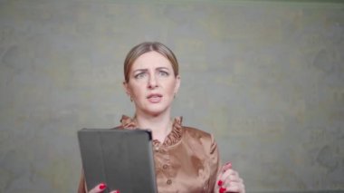 Seminerde kadın konuşmacı konuşuyor. Bir iş toplantısında tartıştık. Profesyonel eğitim..