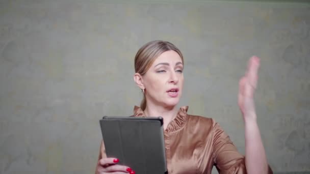 Женщина Лидер Бизнеса Разговаривает Коллегами Журналист Выражает Свою Позицию Обучение — стоковое видео
