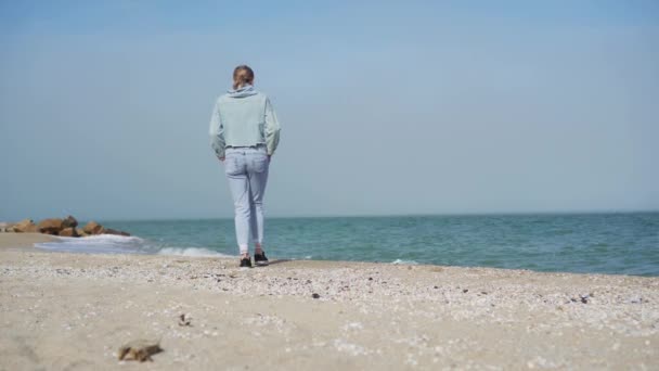 Μια Νεαρή Γυναίκα Περπατάει Μόνη Της Μια Ερημική Παραλία Μια — Αρχείο Βίντεο