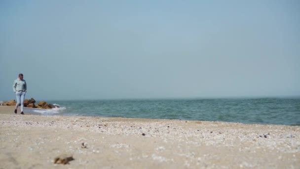 Μια Νεαρή Γυναίκα Περπατάει Μόνη Της Μια Ερημική Παραλία Μια — Αρχείο Βίντεο