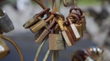 Bir sürü paslı asma kilit. Düğün günü sadakat kilidi asma geleneği..
