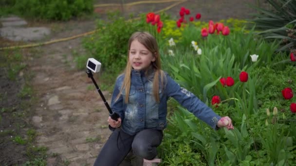 Een Schoolmeisje Heeft Haar Eigen Videoblog Praat Bloemen Die Haar — Stockvideo