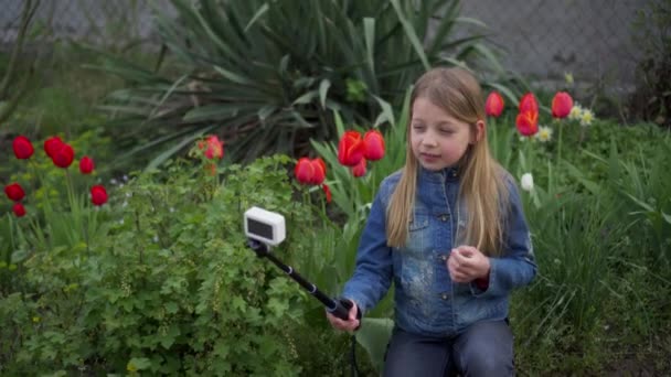 Okul Çağındaki Bir Kız Video Blogu Kaydetmek Için Aksiyon Kamerası — Stok video