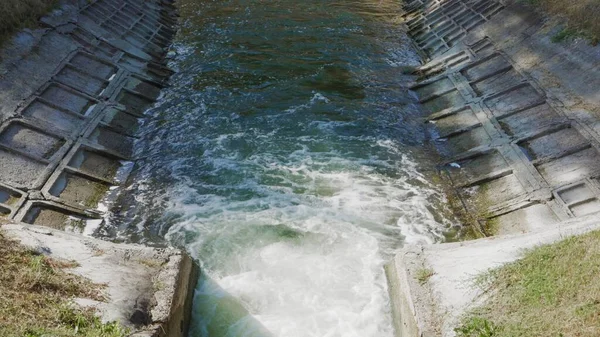 Voda Tekoucí Pod Vysokým Tlakem Zavlažovacího Kanálu Zásobování Vodou Pro — Stock fotografie