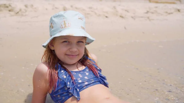 Молодая Девушка Загорает Берегу Наслаждается Теплыми Лучами Солнца Лежащего Песке — стоковое фото