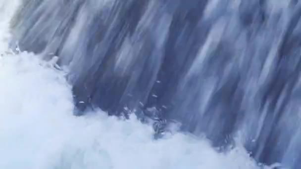 Textur Des Wassers Das Sich Mit Hoher Geschwindigkeit Ergießt Nahaufnahme — Stockvideo