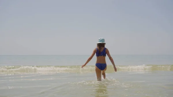 Een Meisje Gaat Het Water Zwemmen Badplaats Een Heldere Zonnige — Stockfoto