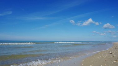 Kumsal kıyısı ya da okyanus. Sıcak yaz güneşinde temiz su. Dinlenme ve rahatlama yeri..