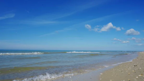 Kumsal kıyısı ya da okyanus. Sıcak yaz güneşinde temiz su. Dinlenme ve rahatlama yeri..