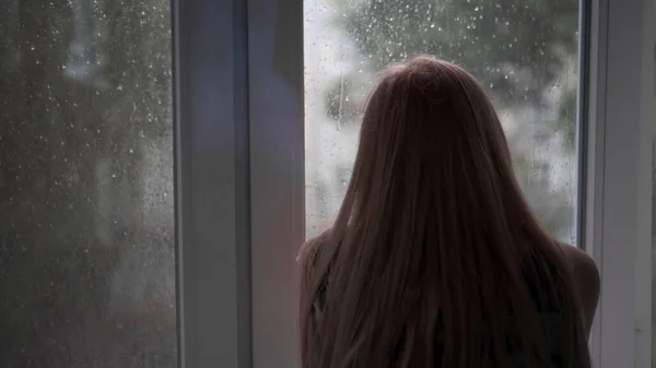 Egy Felismerhetetlen Unatkozó Magányos Lány Otthon Rossz Esős Időjárás Miatt — Stock Fotó