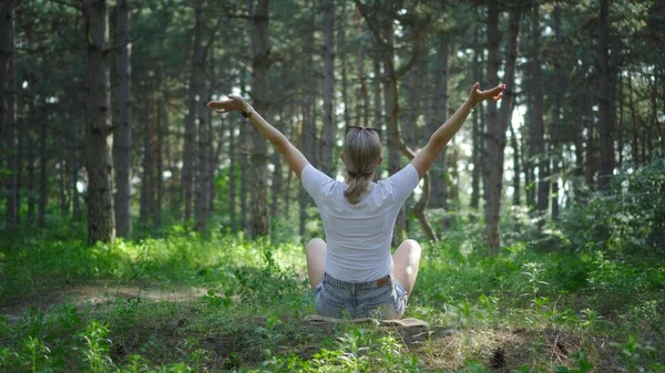 Une Femme Âge Moyen Respire Air Frais Dans Forêt Loin Photos De Stock Libres De Droits