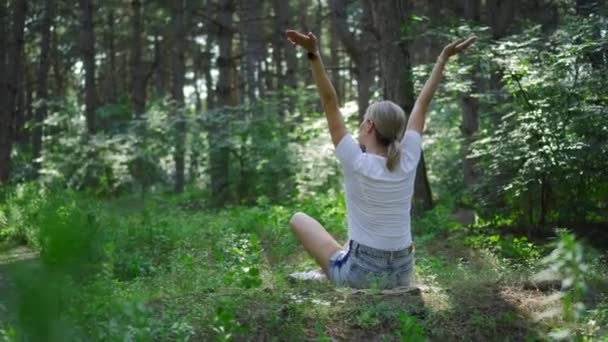 Una Ragazza Mezza Età Siede Sull Erba Una Foresta Verde — Video Stock