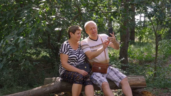 Een Ouder Stel Maakt Een Selfie Met Een Smartphone Ouderen — Stockfoto