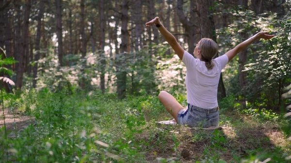 Uma Jovem Mulher Desfruta Harmonia Com Natureza Uma Floresta Verde — Fotografia de Stock