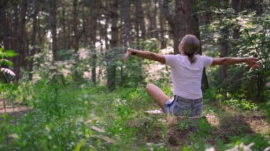 Genç bir kadın yeşil bir ormanda doğayla uyum içinde yaşamaktan zevk alır. Havayı solumaktan ve koşuşturma ve koşuşturmadan uzak durmaktan hoşlanıyor..