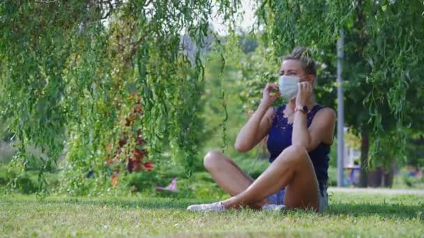 Женщина Снимает Защитную Медицинскую Маску Любит Дышать Свежим Воздухом Наслаждение — стоковое видео