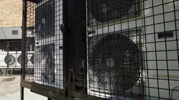 Tetőre Szerelt Légkondicionáló Rendszer Egy Sor Forgó Ventilátor Hogy Lehűtse — Stock videók