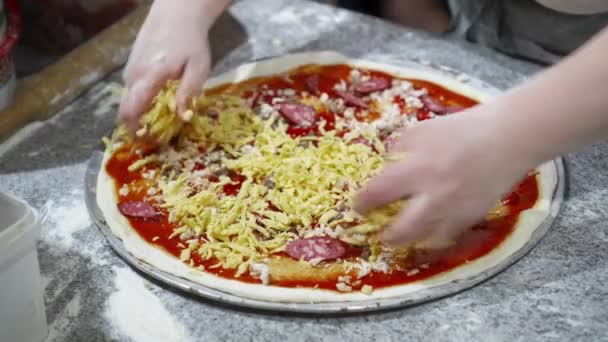 Pizza Yapma Süreci Üzerine Rendelenmiş Peynir Serp — Stok video
