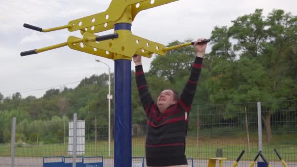 Смішний Товстий Хлопець Намагається Займатися Спортом Парку Великі Зусилля Людини — стокове відео
