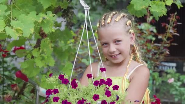 Une Jolie Fille Joyeuse Tient Dans Ses Mains Pot Fleurs — Video