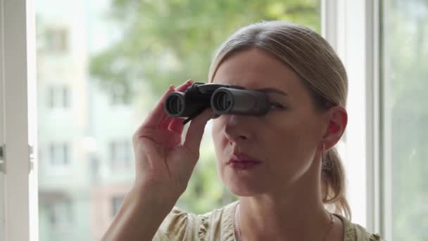 Žena Středního Věku Pozorně Dívá Optickým Dalekohledem Sledujte Někoho Gaze — Stock video