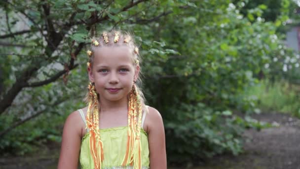 Portrait Une Jeune Fille Âge Scolaire Positive Joyeuse Sur Fond — Video