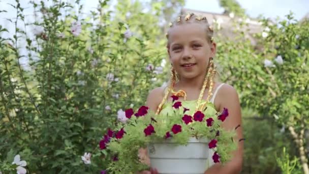 Portrait Une Jeune Fille Avec Belles Fleurs Pot Elle Cultivées — Video