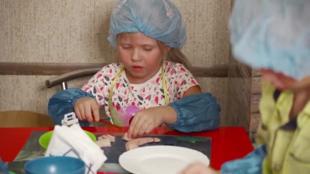 Przedszkolanka Uczy Się Gotować Śniadanie Kręgu Domowym Pomaga Przygotowaniu Jedzenia — Wideo stockowe