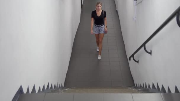 Uma Jovem Caminhando Sozinha Longo Passagem Subterrânea Subindo Escadas Vai — Vídeo de Stock