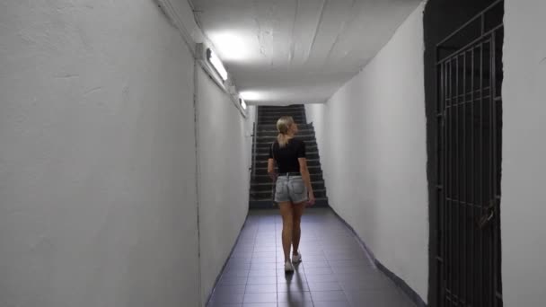 Een Jonge Vrouw Loopt Alleen Langs Onderdoorgang Klimt Trap Beweging — Stockvideo