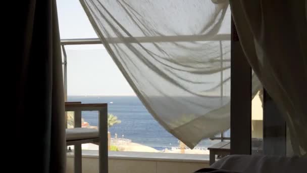 Průvan Otřásá Oponou Hotelu Výhledem Moře Lehký Příjemný Svěží Vánek — Stock video