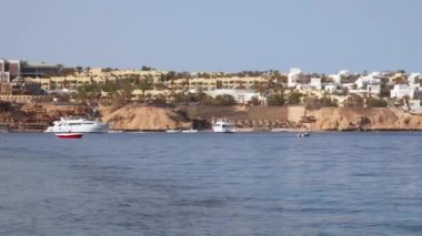 Mısır 'daki Sharm al Sheikh koylarından birinde deniz pelerini. Kızıl Deniz kıyısında bir tatil köyü. Körfezde modern yatlar ve tekneler.