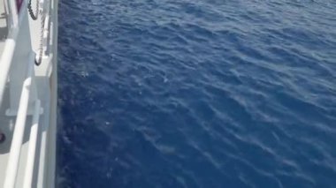 Geminin mavi denizde yelken açması. Deniz yolculuğu kavramı..