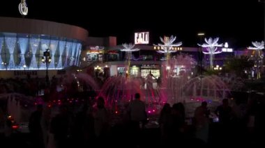 Sharm Al Sheikh, Mısır, 10 Eylül 2021. Soho Meydanı birçok neon ışıklarıyla aydınlatılır. Afrika 'da popüler bir tatil beldesinde.