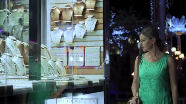 Een Jonge Vrouw Loopt Nachts Door Een Straat Stad Onderzoekt — Stockvideo