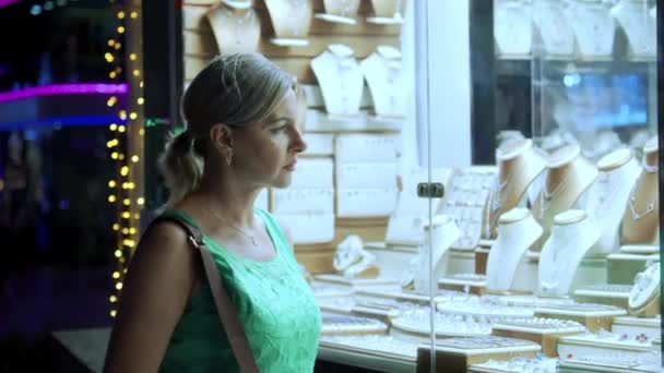 Жінка Вибирає Ювелірні Вироби Дивлячись Вікно Маленького Вуличного Магазину Бажання — стокове відео